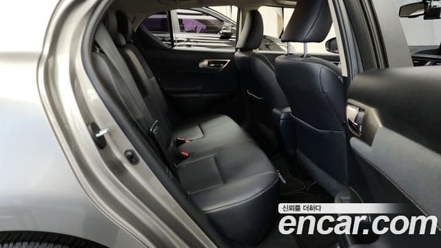 Lexus CT200h ZWA10, 2018 12