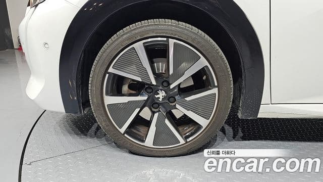 Peugeot e-208 2세대 GT, 2022 все фото