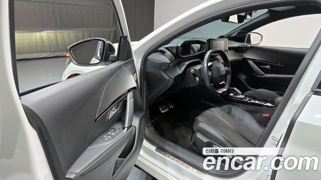 Peugeot e-208 2세대 GT, 2022 11