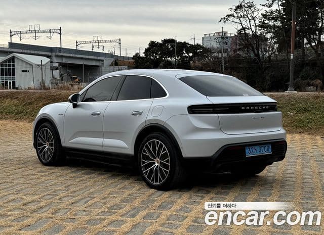 Porsche Macan EV 4S, 2025 6