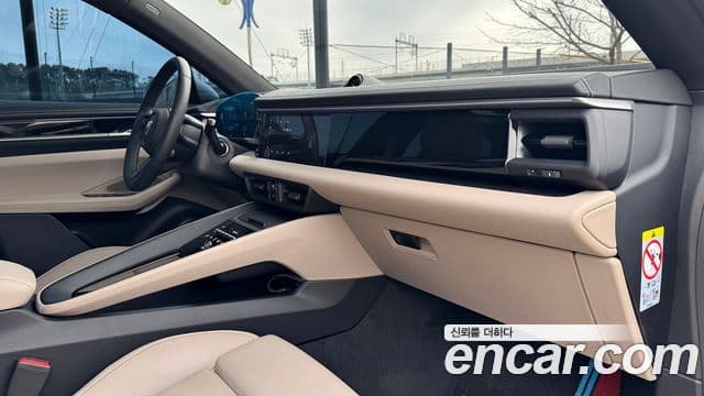 Porsche Macan EV 4S, 2025 11