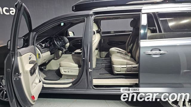 Kia All New Carnival VIP, 2016 11