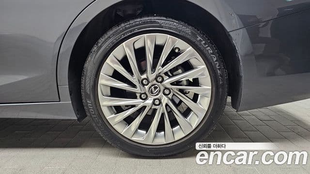 Lexus ES300h 7세대 Executive, 2025 14