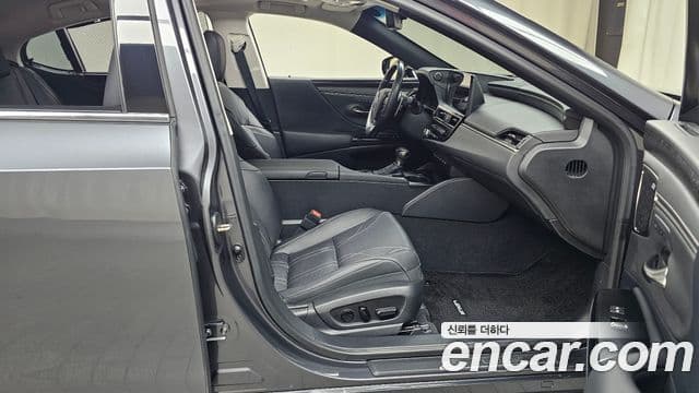 Lexus ES300h 7세대 Executive, 2025 17