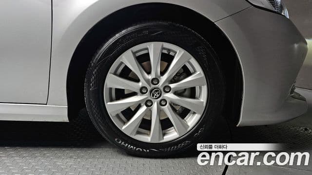 Toyota 캠리 (XV70) 2.5 LE гибрид, 2021 все фото