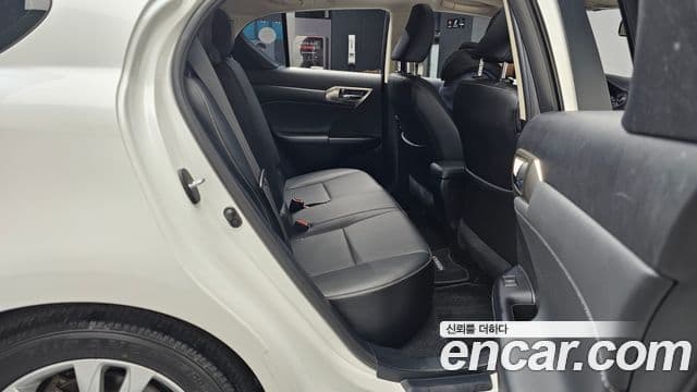 Lexus CT200h ZWA10, 2017 12