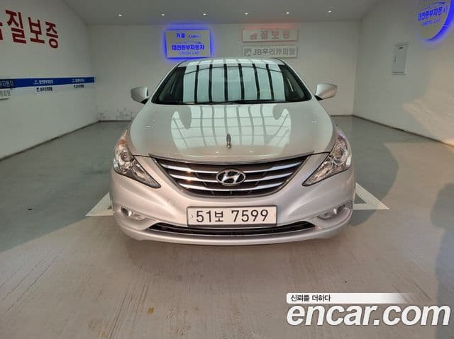 Hyundai YF Sonata LPI Deluxe, 2012 1