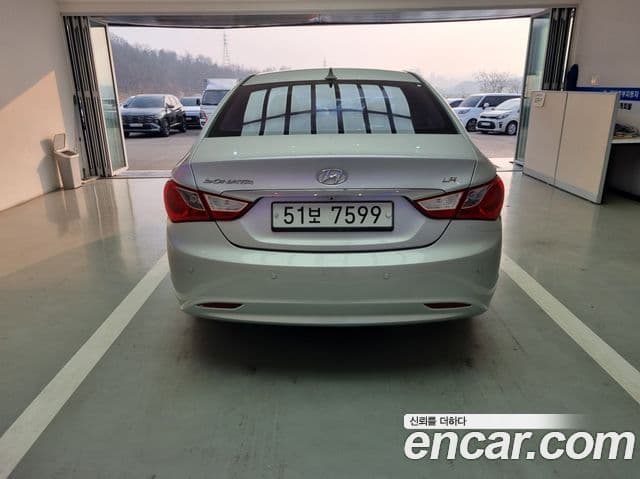 Hyundai YF Sonata LPI Deluxe, 2012 4