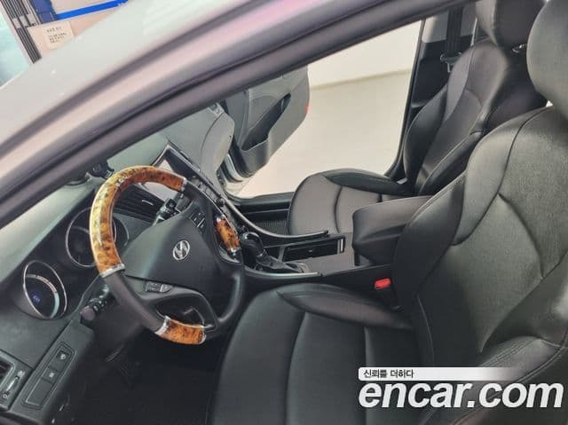 Hyundai YF Sonata LPI Deluxe, 2012 10