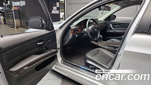 BMW 3시리즈 (E90) 320i седан, 2009 11