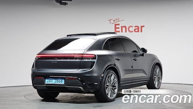 Porsche Macan EV турбо, 2025 2