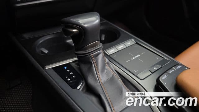 Lexus UX250h, 2019 9