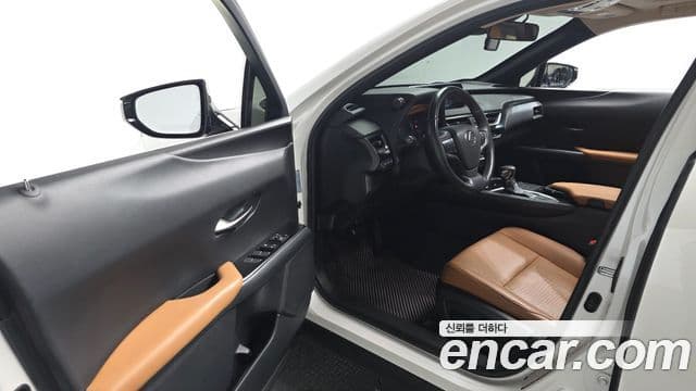 Lexus UX250h, 2019 11