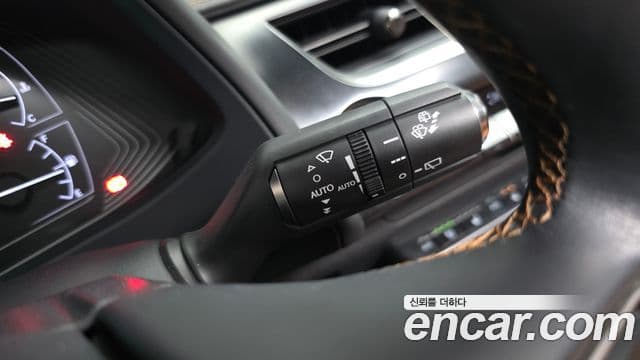 Lexus UX250h, 2019 18