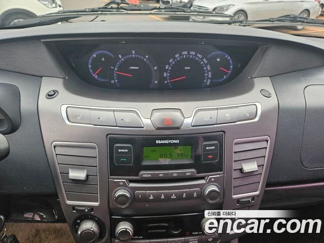 KG모빌리티(SsangYong) Korando 투리스모 2WD GT 11인승, 2014 16