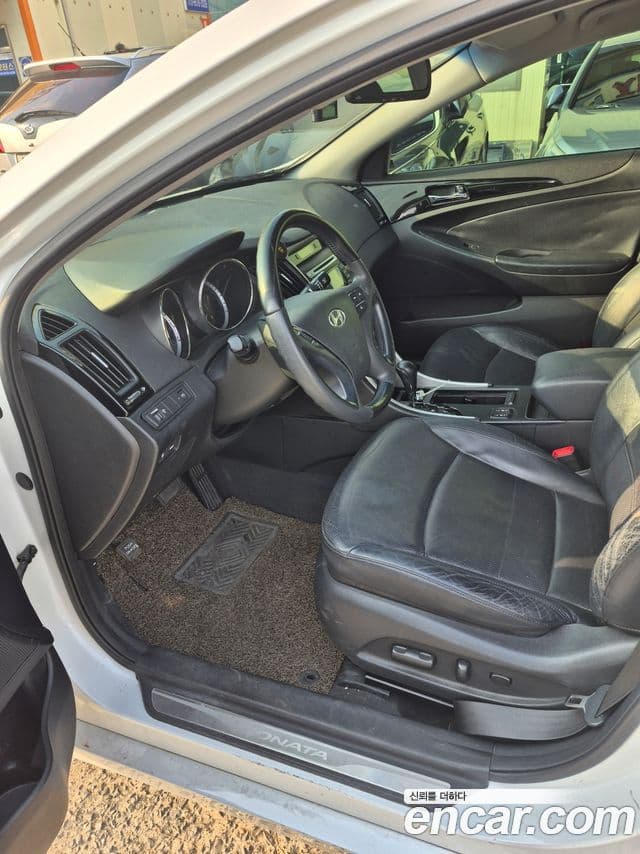 Hyundai YF Sonata Premier, 2010 8