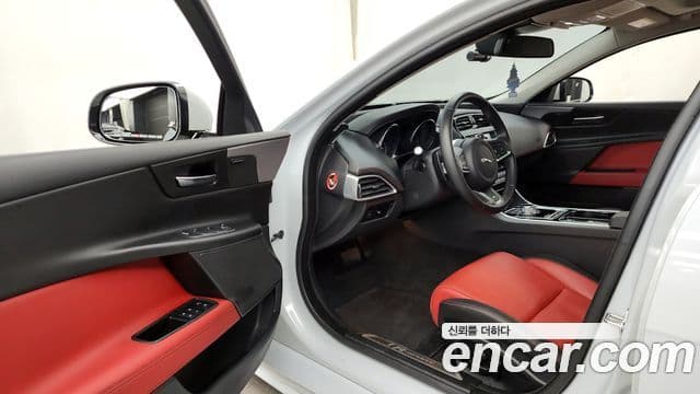 Jaguar XE 20d R스포츠, 2016 10