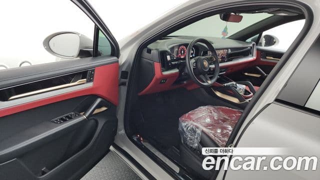 Porsche Cayenne (PO536) 3.0 E-гибрид купе, 2025 10