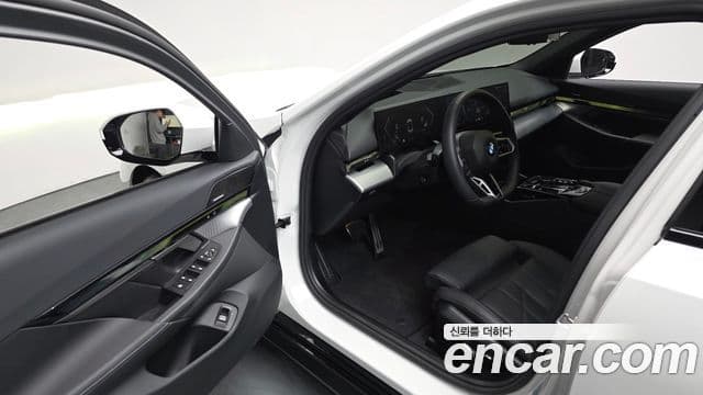 BMW 5시리즈 (G60) 520i M Sport, 2025 10