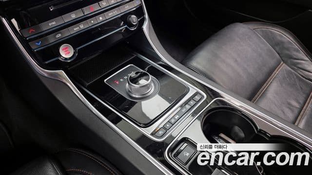 Jaguar XE Prestige, 2016 9