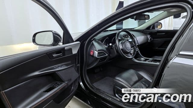 Jaguar XE Prestige, 2016 10