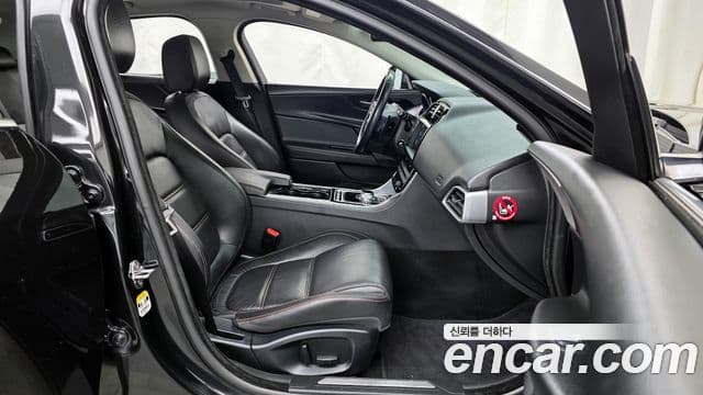 Jaguar XE Prestige, 2016 11