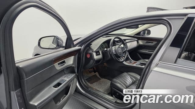 Jaguar XF (X260) 25t Portfolio, 2018 10