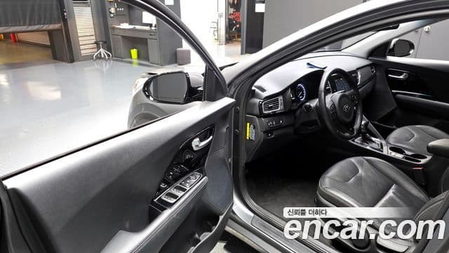 Kia Niro Prestige, 2017 11