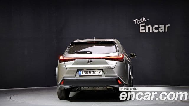 Lexus UX300h, 2025 4