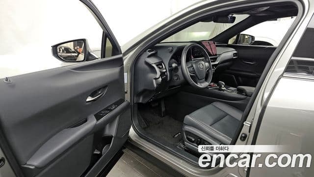 Lexus UX300h, 2025 10