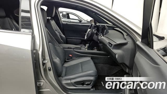 Lexus UX300h, 2025 11