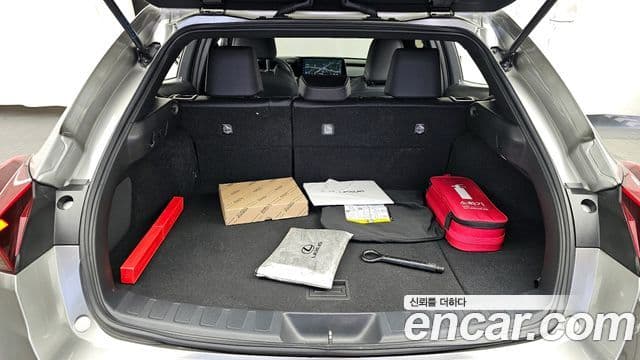 Lexus UX300h, 2025 20