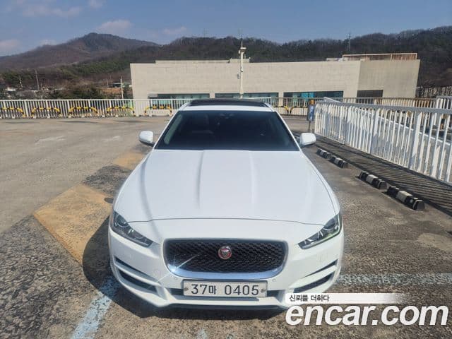 Jaguar XE Prestige, 2016 1