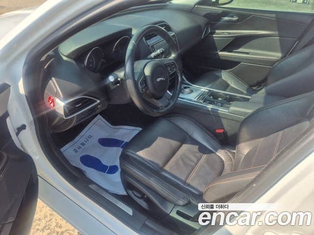 Jaguar XE Prestige, 2016 10