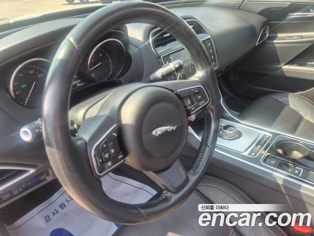 Jaguar XE Prestige, 2016 11