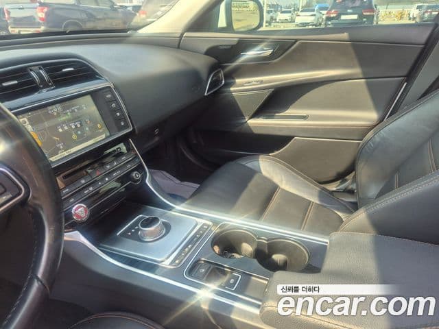 Jaguar XE Prestige, 2016 13