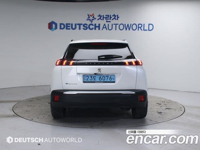 Peugeot e-2008 2세대 EV Allure, 2022 4