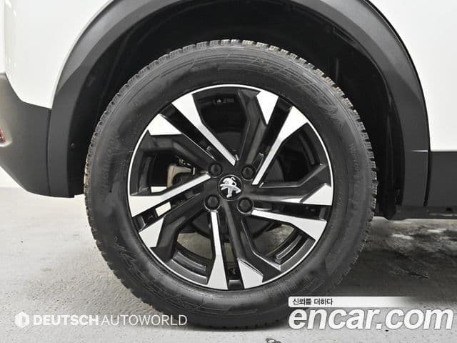 Peugeot e-2008 2세대 EV Allure, 2022 все фото