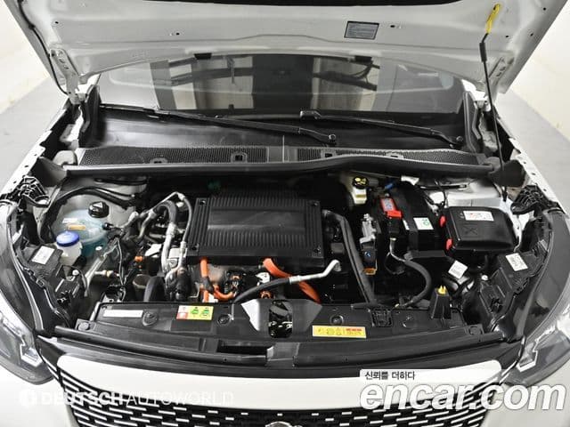 Peugeot e-2008 2세대 EV Allure, 2022 6