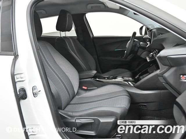 Peugeot e-2008 2세대 EV Allure, 2022 10