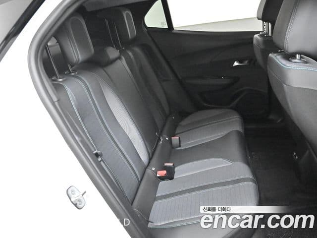 Peugeot e-2008 2세대 EV Allure, 2022 12