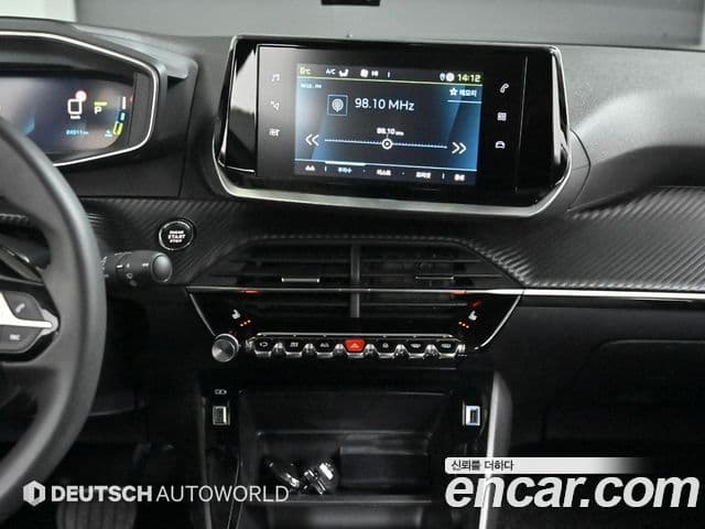 Peugeot e-2008 2세대 EV Allure, 2022 14