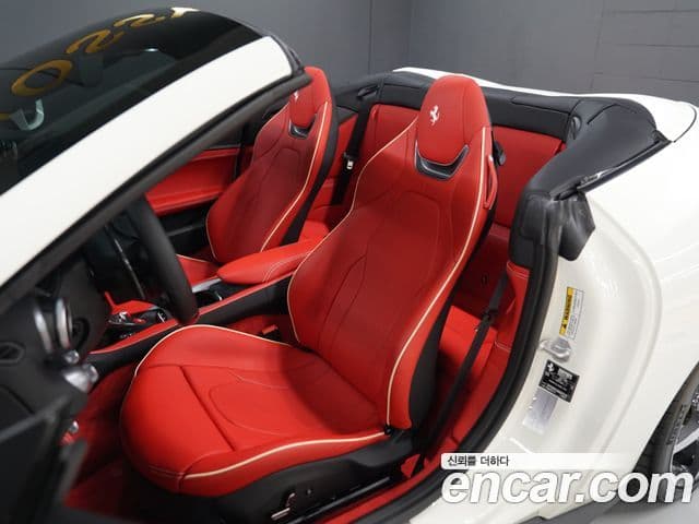 Ferrari 포르토피노 M 3.9 V8, 2022 9