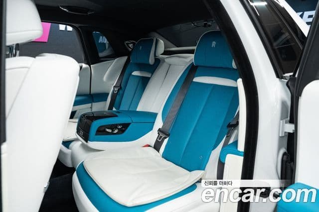 Rolls-Royce 고스트 2세대 6.7 V12 чёрный эмблема, badge, 2022 7