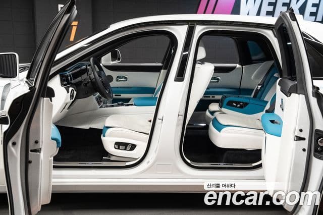 Rolls-Royce 고스트 2세대 6.7 V12 чёрный эмблема, badge, 2022 8