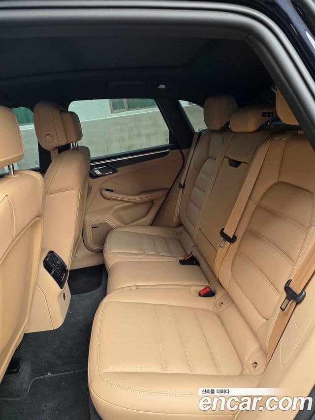 Porsche Macan 95B, 2023 13