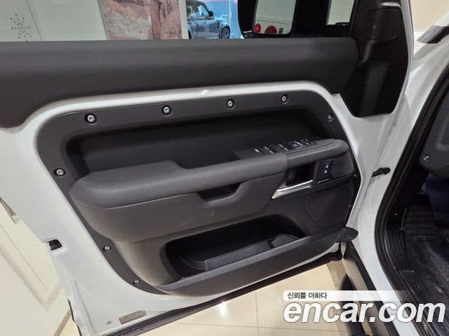 Land Rover Defender (L663) 110 D250 X-Dynamic SE, 2025 8