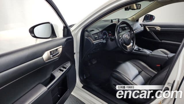 Lexus CT200h ZWA10, 2017 10