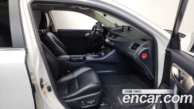 Lexus CT200h ZWA10, 2017 11