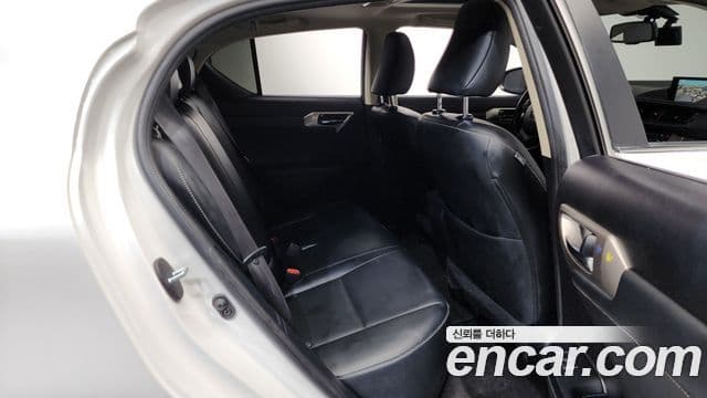 Lexus CT200h ZWA10, 2017 12